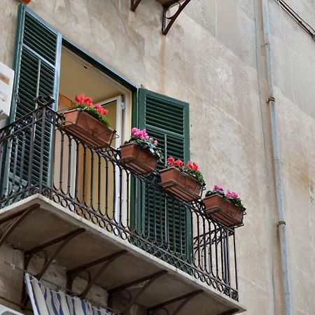 Real Teatro Umberto I Bed and Breakfast Palermo Eksteriør billede