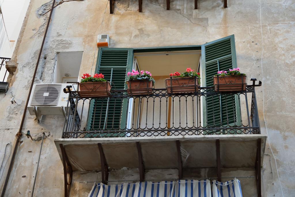 Real Teatro Umberto I Bed and Breakfast Palermo Eksteriør billede